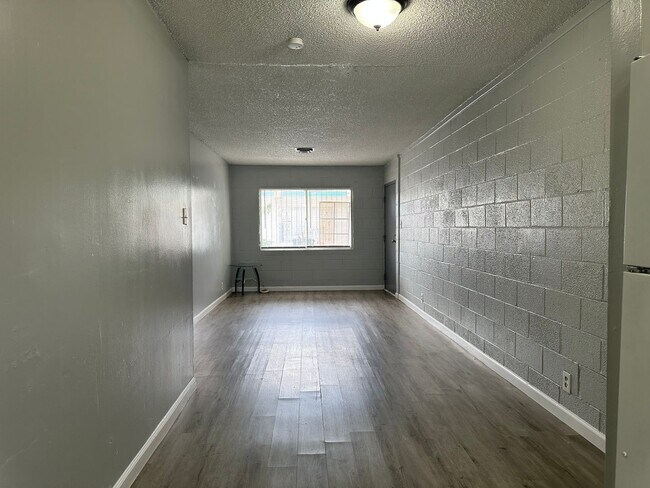 Building Photo - 2 Bedroom Condo