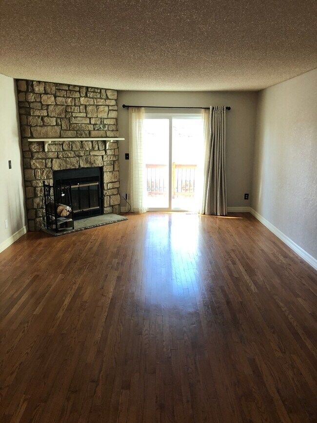 Building Photo - Gorgeous Townhome in Centennial Heights!