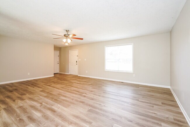 Foto del edificio - 819 Bitter Bark Ln