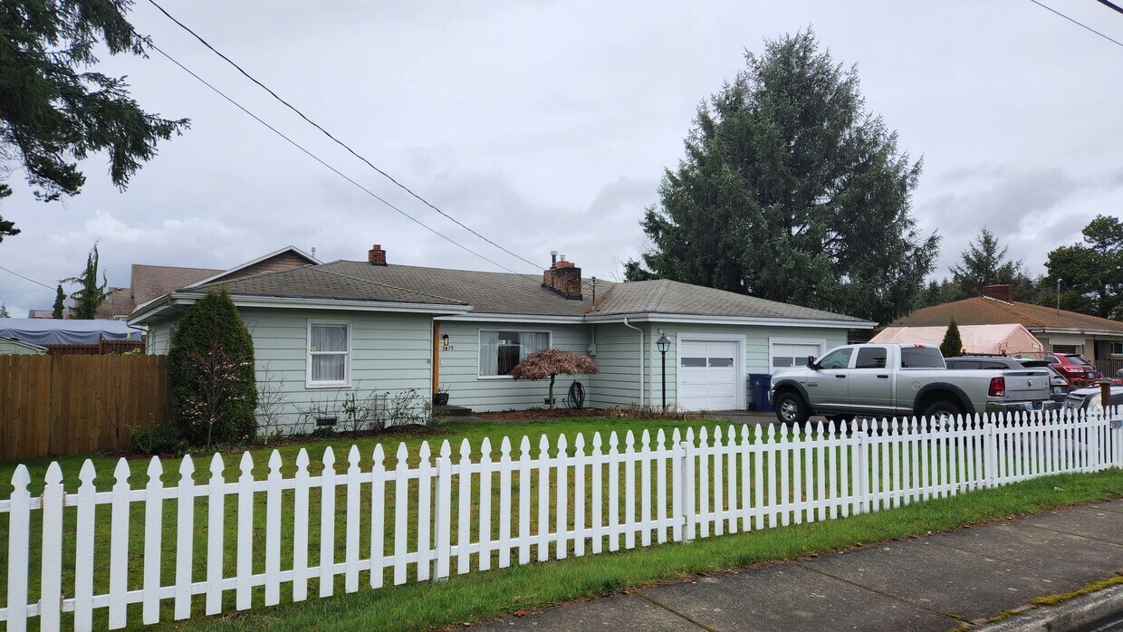 Foto del edificio - 3 Bed, 2 Bath Partially Fenced Corner Lot