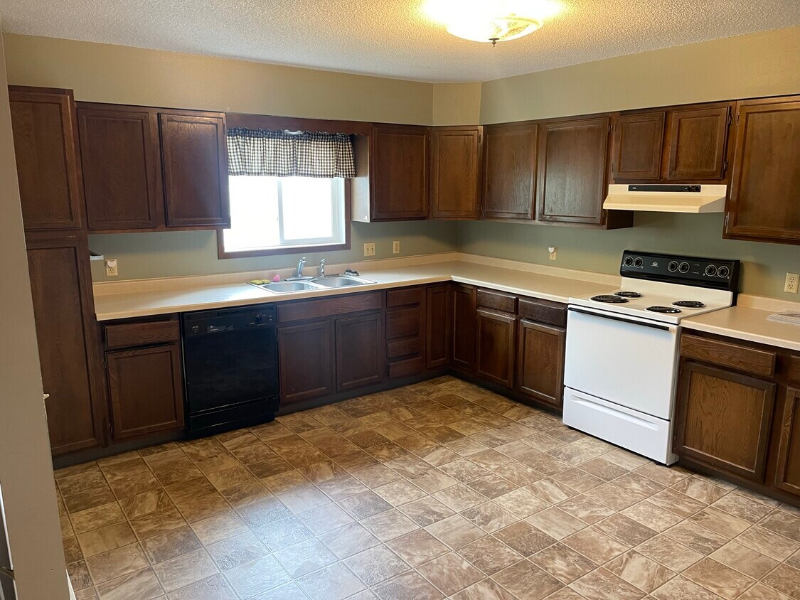 1211 Greenhill Dr, Thief River Falls, MN 56701 Townhome Rentals in