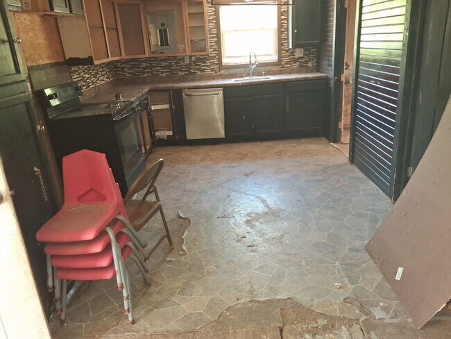 Foto del edificio - Now Available!  - $590 Month / $900 Down