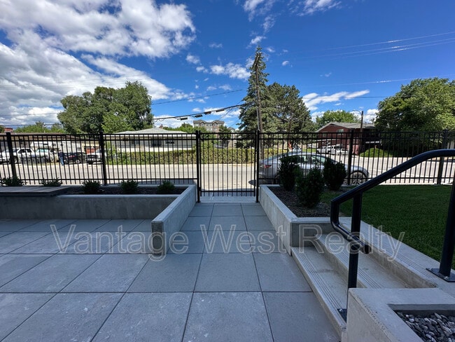 Building Photo - 1381 Belaire Ave