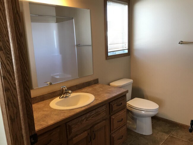 Building Photo - 1415 Sharloh LP