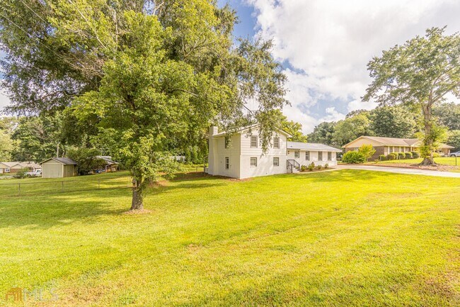 Building Photo - 1016 Waterside Dr SE