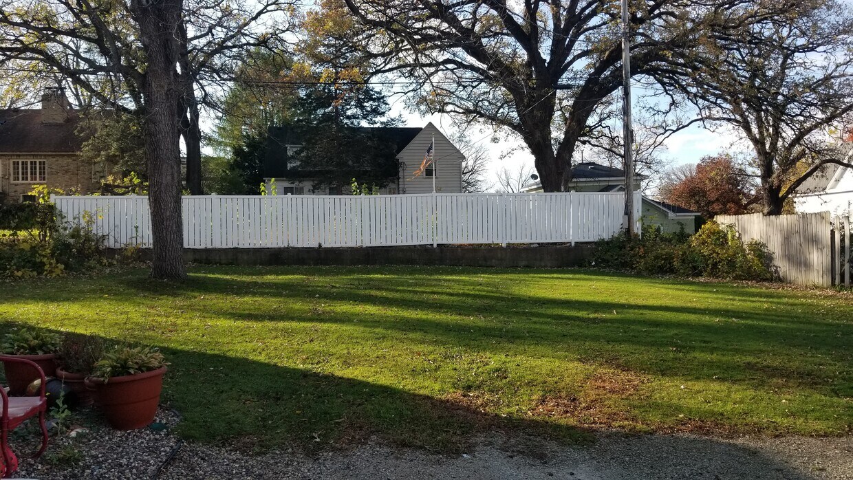 Large yard space - 331 E Vine St