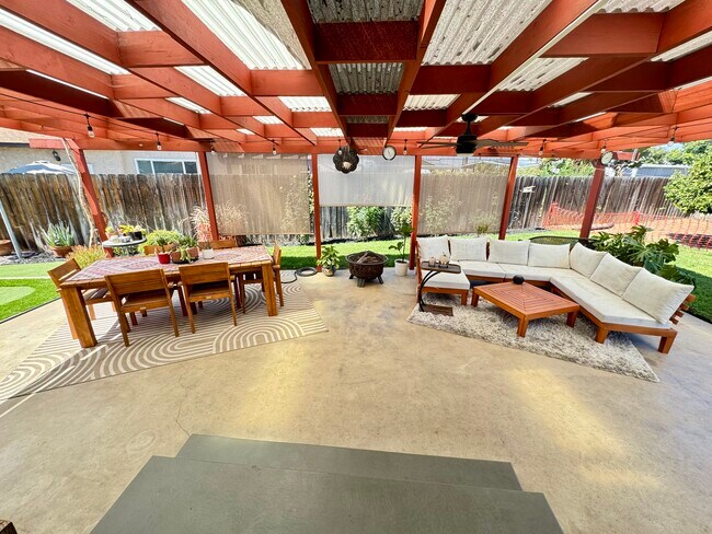 Foto del edificio - 328 Pictor Ln