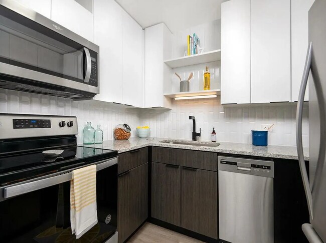 Foto del edificio - 70 W Huron St