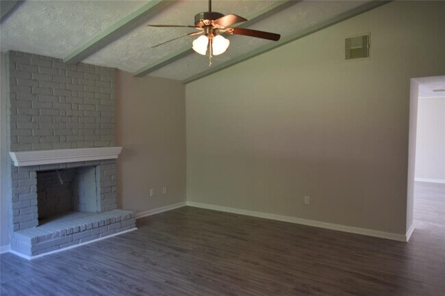 Foto del edificio - 7627 Belle Park Dr