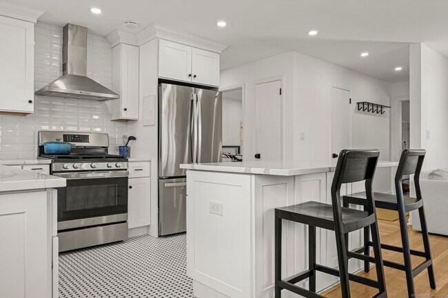 Foto del edificio - 24 Maplewood Dr