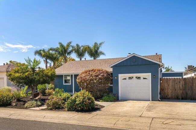 Foto del edificio - Light-Filled San Leandro Gem w/ Dual Garages & Expansive Yard