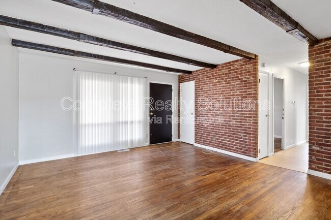 Foto del edificio - 1324 Columbus Dr