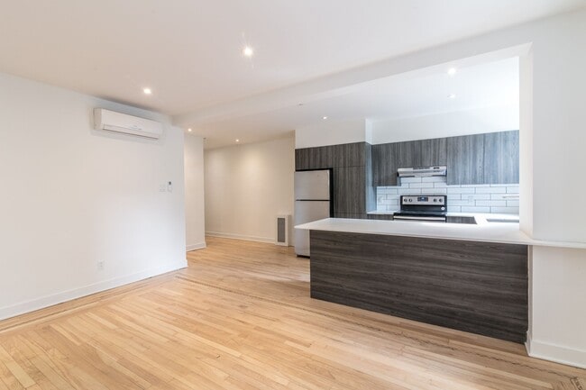 Building Photo - 2105 Rue Chomedey