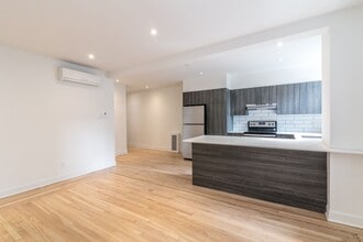 Building Photo - 2105 Rue Chomedey