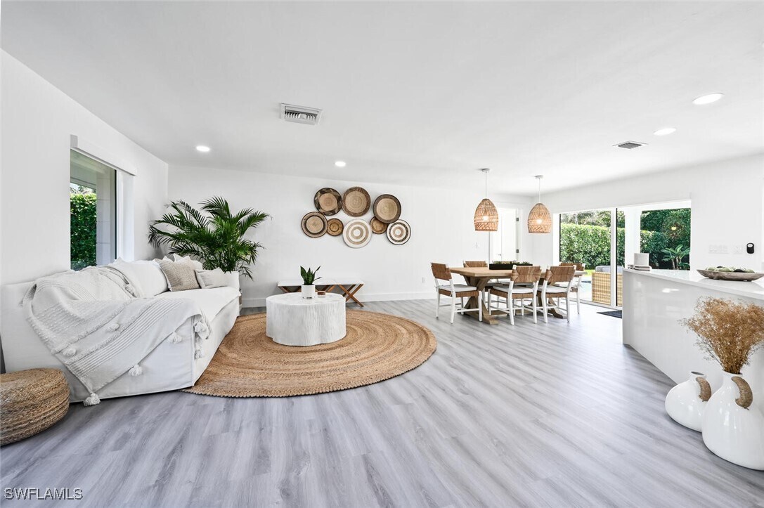 Foto principal - 646 Park Shore Dr