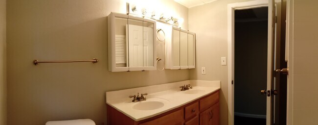 Upstairs Bath - 716 W Hurt St