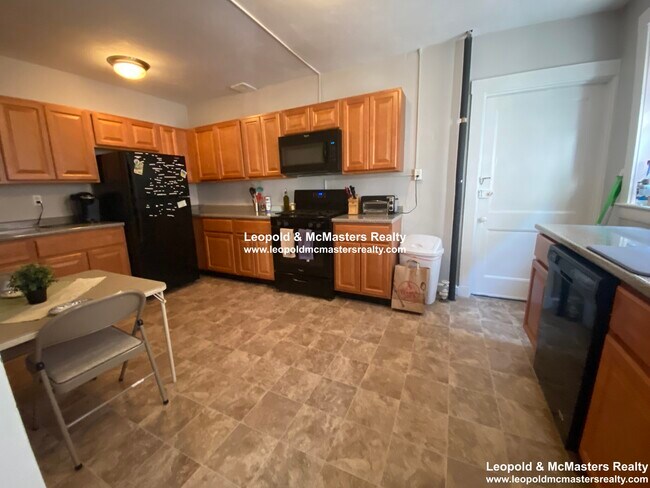 Building Photo - 142 Davis Ave