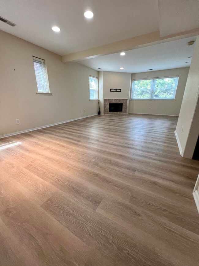 Building Photo - Stunning 1-Bedroom Apartment on the Main Line! Available Mid-October!
