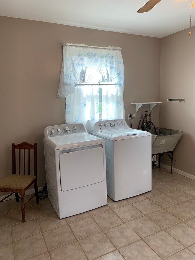 Large laundry / mud room - 6768 Oakdale Rd