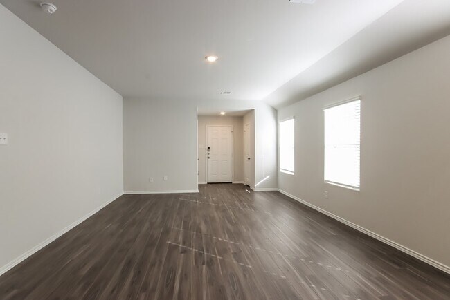 Building Photo - 2412 Rosewood Ln