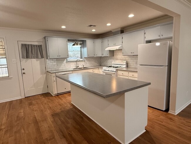 Building Photo - 204 Meadow Ln