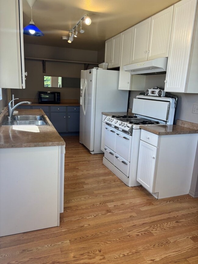 Foto del edificio - Spacious 2 Bedroom with Sunroom & Office 5...