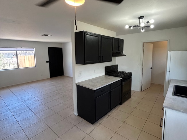 Building Photo - 815 E Lester St