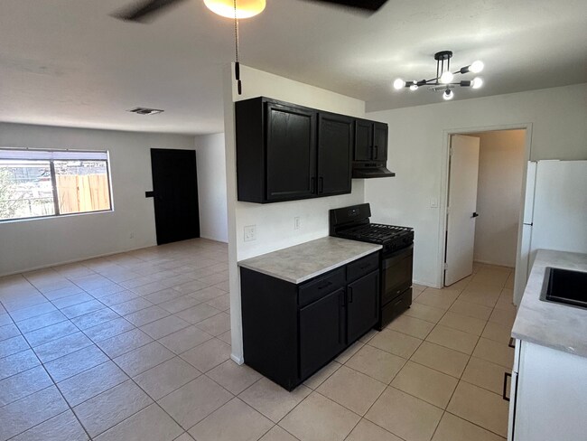 Foto del edificio - 815 E Lester St