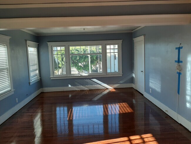 Beautiful hardwood flrs facing front - 4108 W Adams Blvd