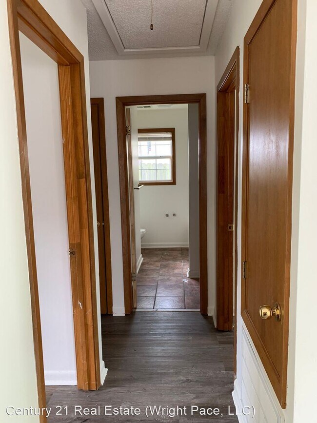Building Photo - 3 br, 1 bath House - 625 East Cherry