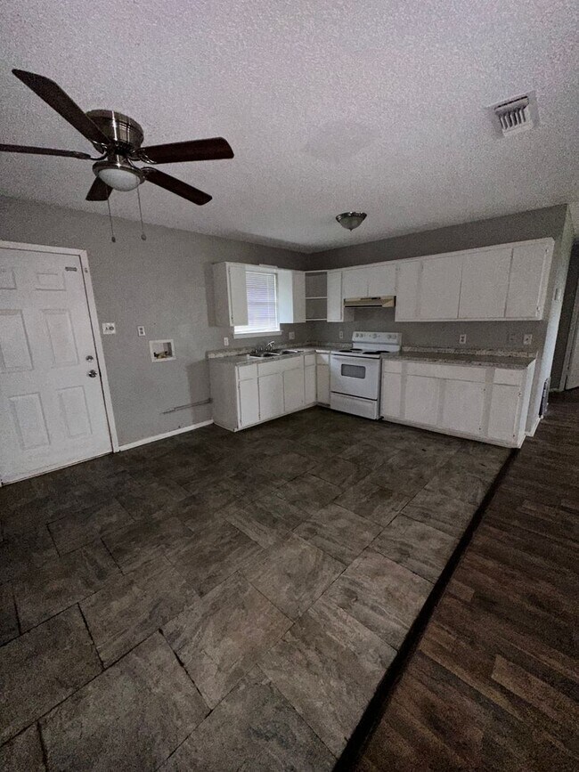 Foto del edificio - COUNTRY LIVING!! READY TO MOVE?? $250.00 O...