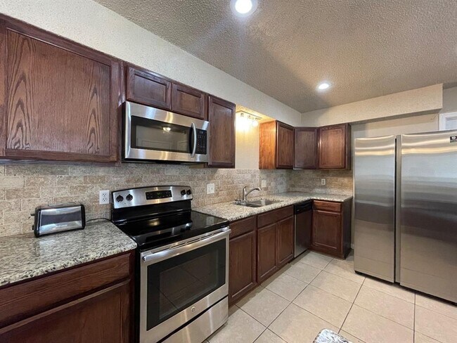 Building Photo - 4707 Hemlock Ln