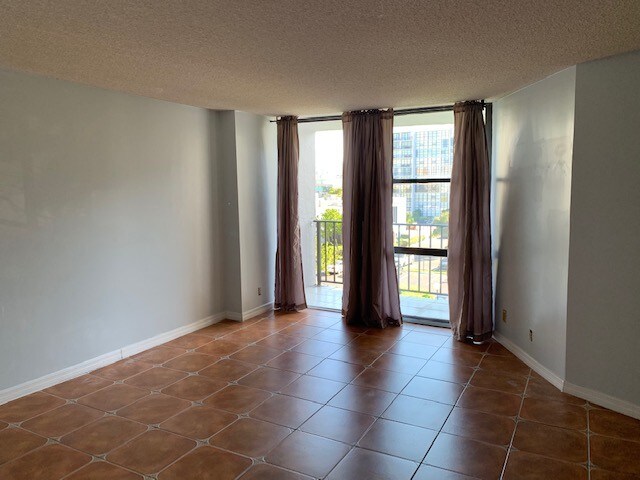 Living Room, balcony - 1000 Parkview Dr