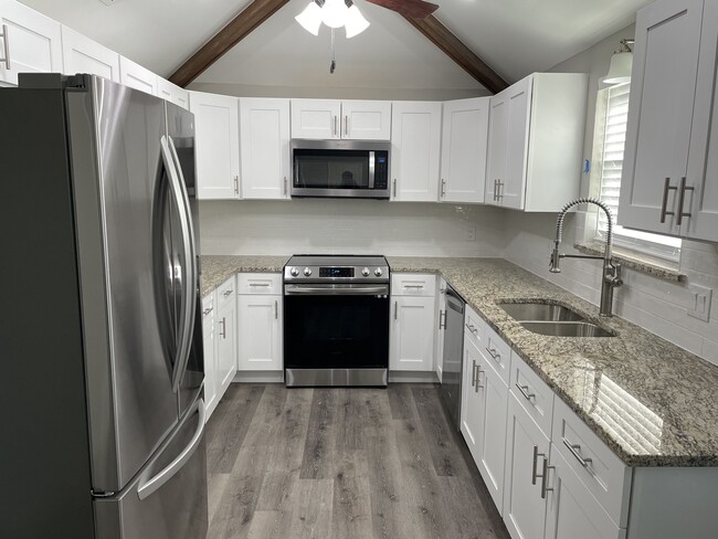 Building Photo - 807 Rush Creek Dr
