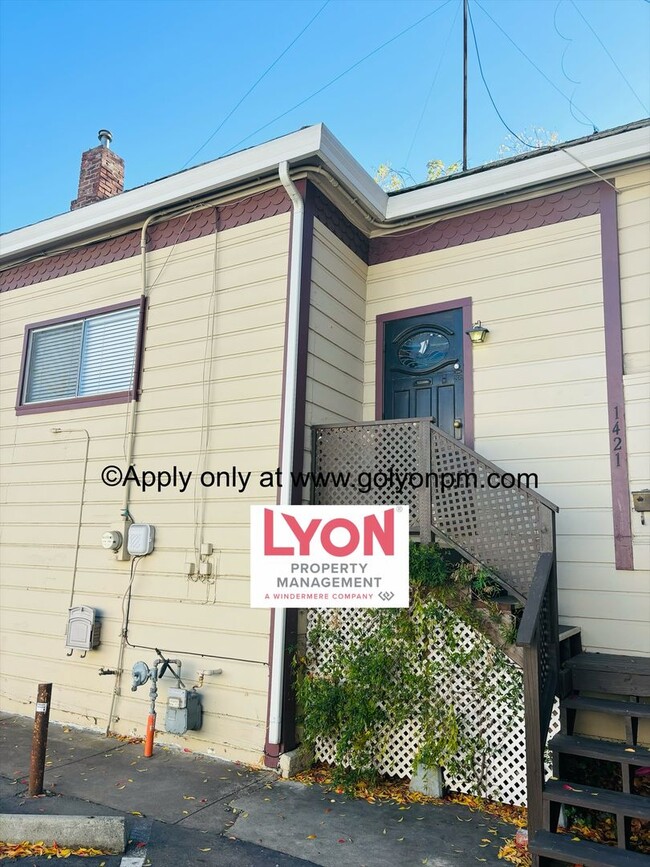 Building Photo - Charming 2/1 home in SUPER Mid-Town w/ *ad...