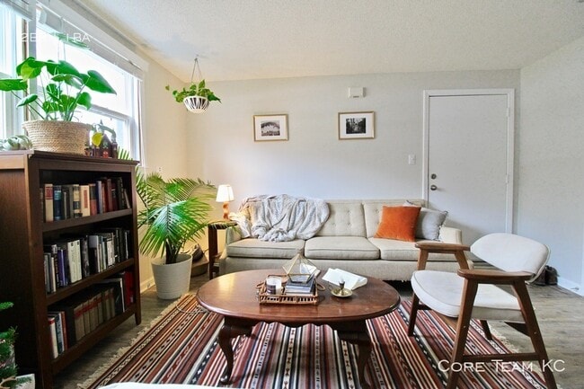 Building Photo - 2 Bedroom Close To KU Med!
