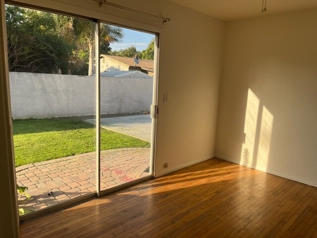 Building Photo - 455 E Rosslynn Ave