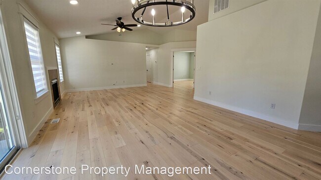 Foto del edificio - 3 br, 2 bath House - 3850 N Weston Ave