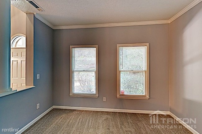 Building Photo - 240 Longwood Dr