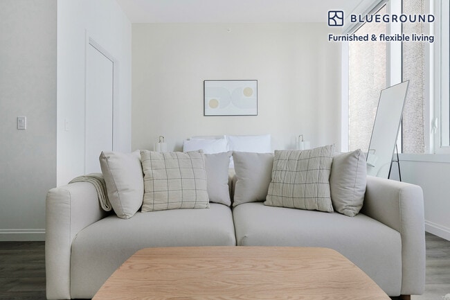 Building Photo - 1000 S Michigan Ave