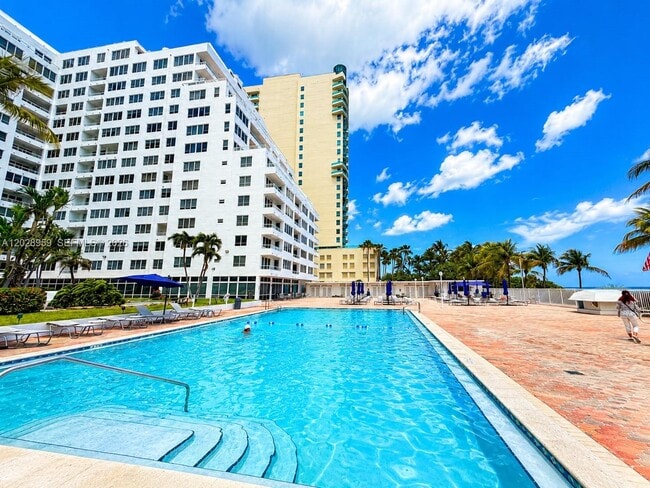 Building Photo - 5005 Collins Ave