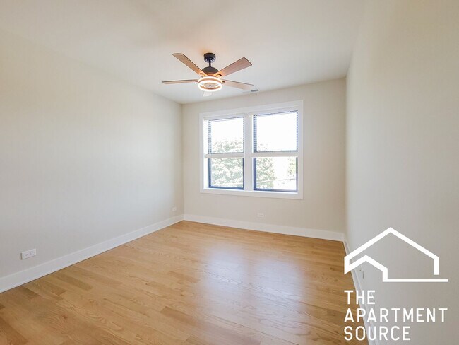 Building Photo - 2020 W Montrose Ave