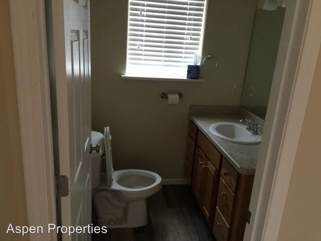 Building Photo - 2 br, 1.5 bath House - 700 N. Riverrock Dr.