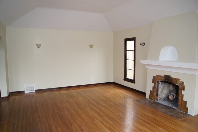 Building Photo - 1158 S Hayworth Ave