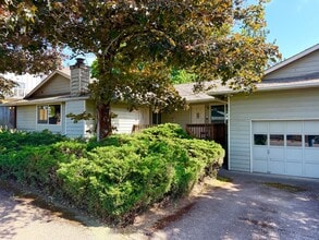 Building Photo - 517 Janus St