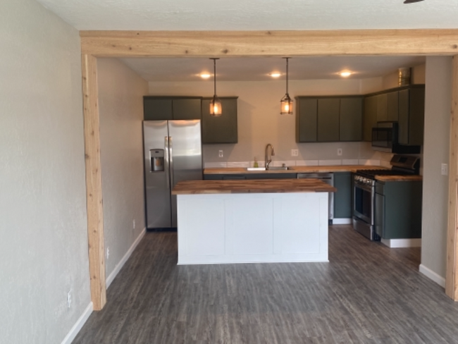 Building Photo - 1514 Hemlock Ct