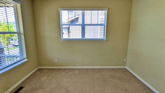 Building Photo - Awesome 3 Bedroom, 2.5 Bath with Study and...