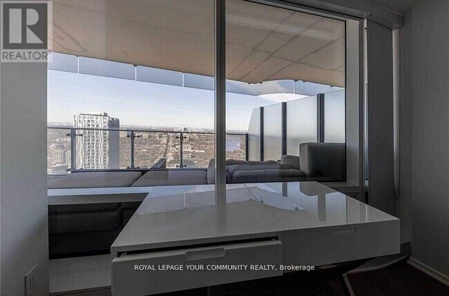 Photo du bâtiment - 1 Bloor St E