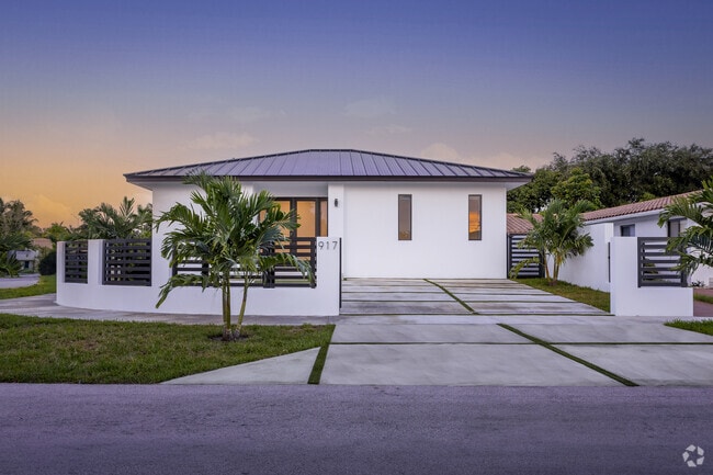Building Photo - 917 SW 78th Pl