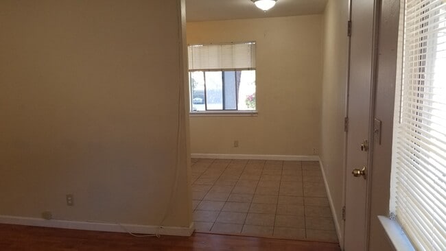 Building Photo - 563 Troy Dr